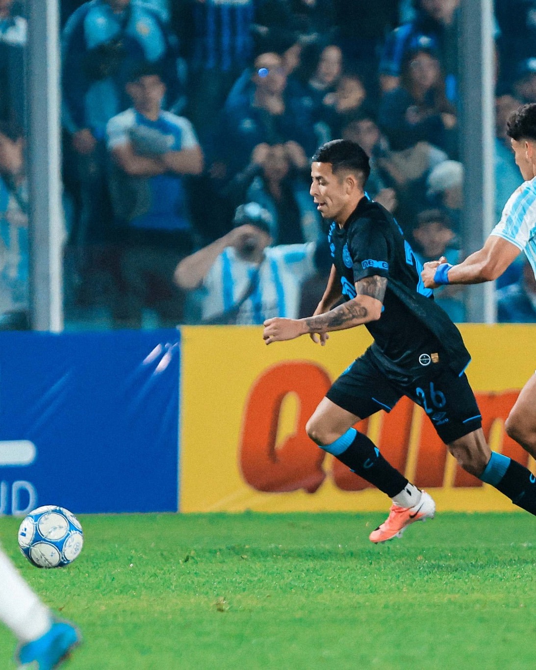 Defensor de Belgrano perfilado con la pelota dominada