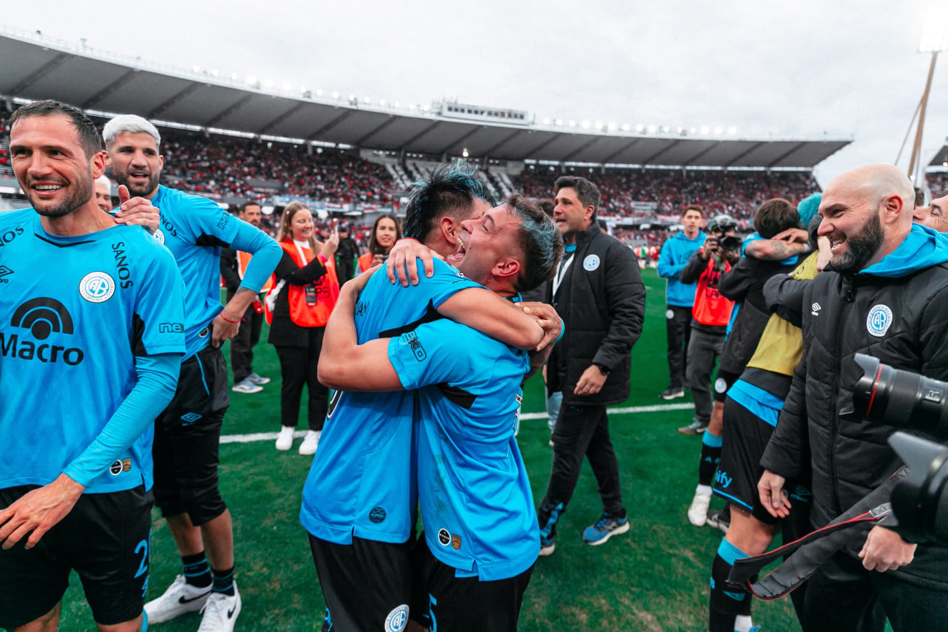 Plantel de Belgrano sonriendo alrededor del abrazo
