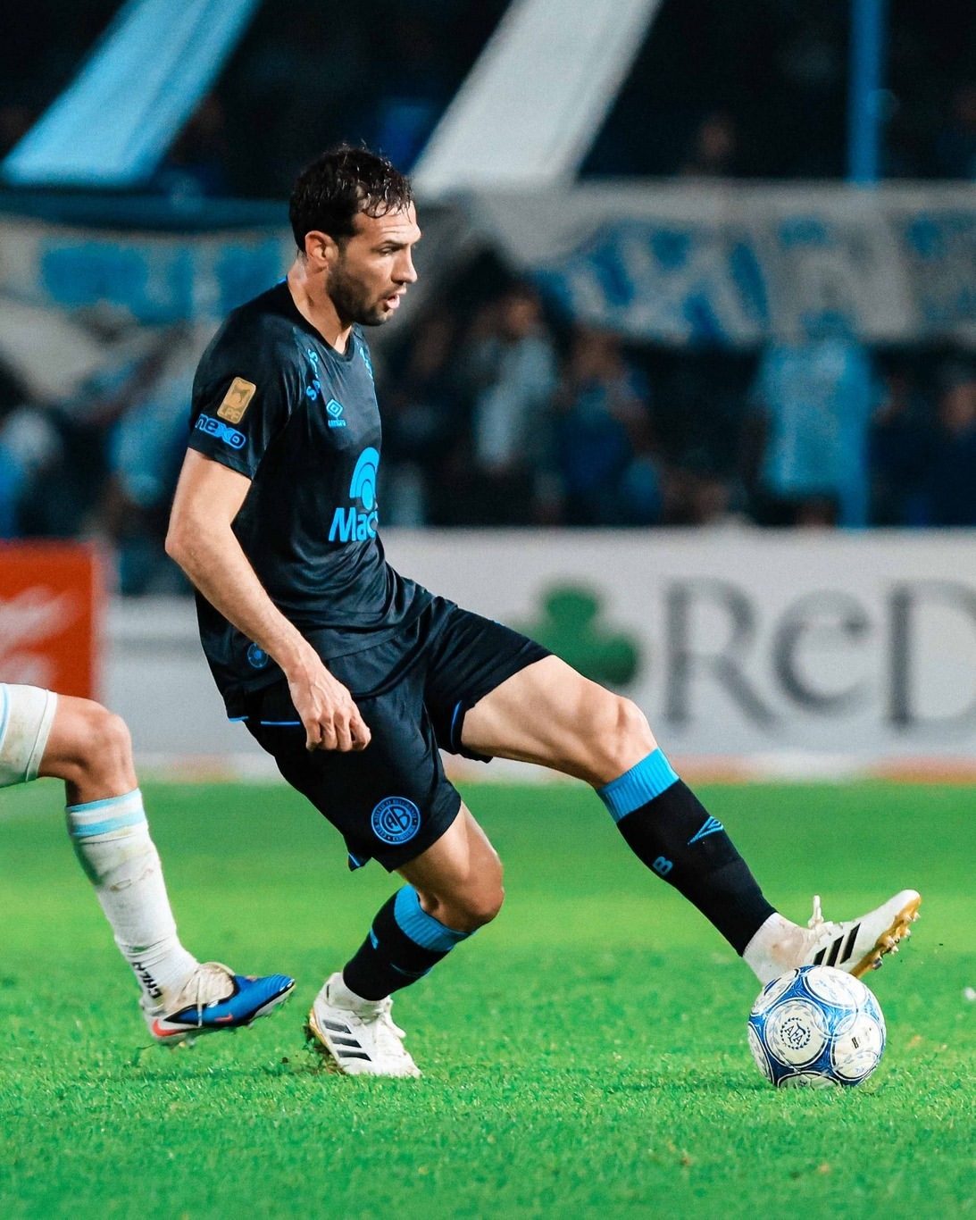 Volante de Belgrano dominando la pelota en el aire