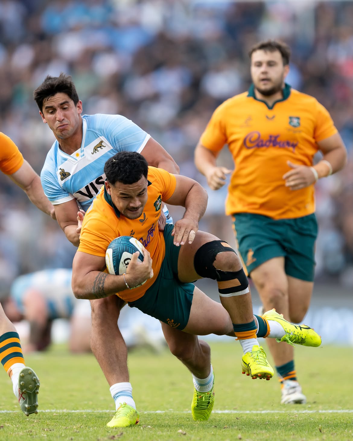 Jugador de rugby quebrando una marca en pleno avance